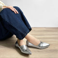ラストワン2025SSBI：ポインテッドトゥ フラット 切替ドレスシューズ（154）シルバー/mamian（マミアン）