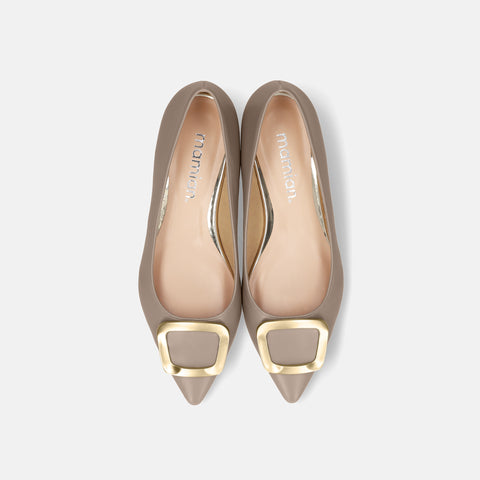 2025AW：ポインテッドトゥ バックル付き フラットシューズ（4785）グレージュ/mamian（マミアン）