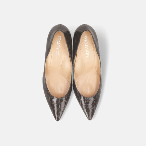 予約：2025AW：iCoN COLORS：ポインテッドトゥ クロコ型押し パンプス（C76534）チャコールCR/mamian（マミアン）