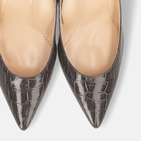 予約：2025AW：iCoN COLORS：ポインテッドトゥ クロコ型押し パンプス（C76534）チャコールCR/mamian（マミアン）