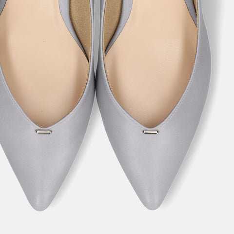 予約：2026SS：メタルパーツ Vカットパンプス（m45021）ブルーグレー